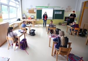 OTROCI PONOVNO V ŠOLI 09 FOTO LJUBO VUKELIČ